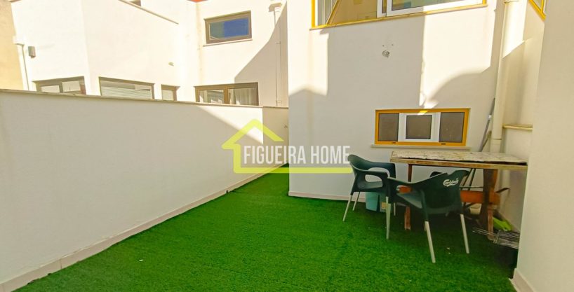 Apartamento T0 com terraço privado junto à praia de Buarcos FH2472 2