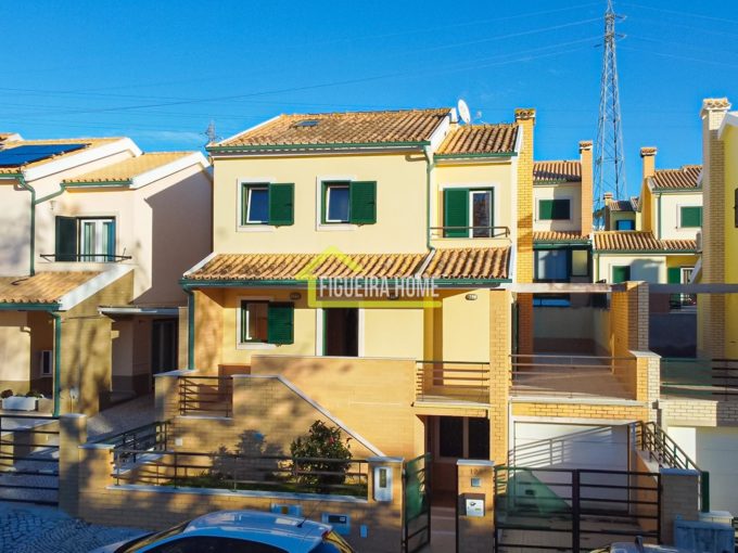 🏡 Moradia T3 + 1 na Figueira da Foz com Garagem, Terraço, Varandas e Jardim - FH2547 2
