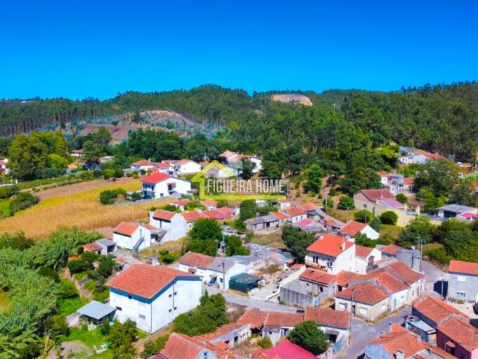 Moradia T2 para restauro total em Caceira, a apenas 4 minutos da Figueira da Foz.